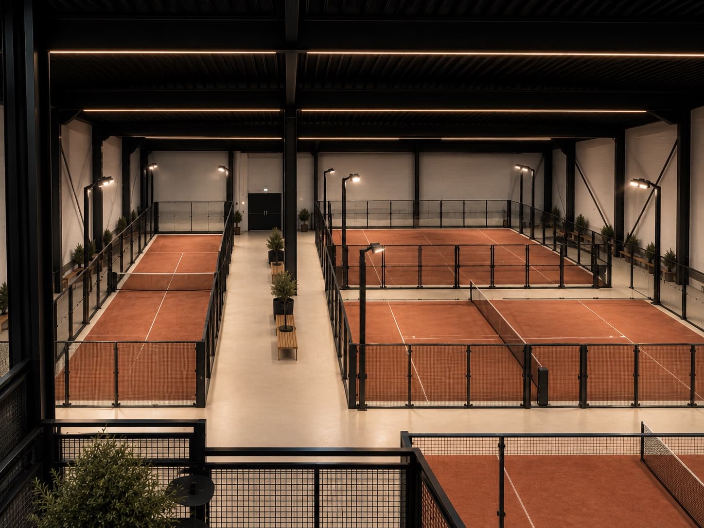 Rückwand — Blick über die Padelcourts in der Halle
